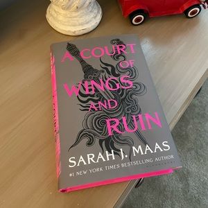 A Court of Wings and Ruin Hardcover